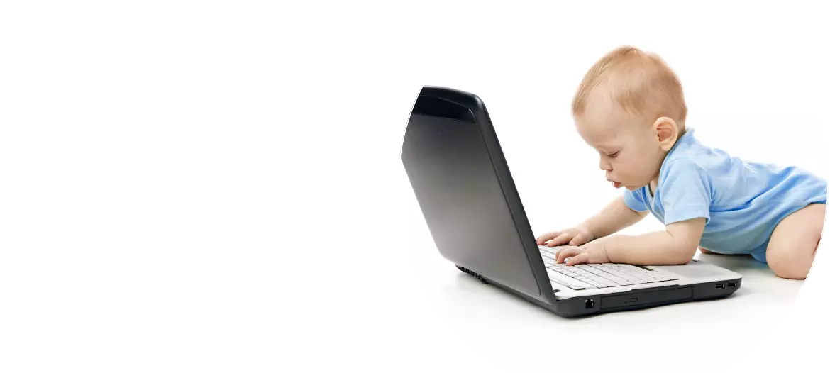 Baby lernt vom Laptop