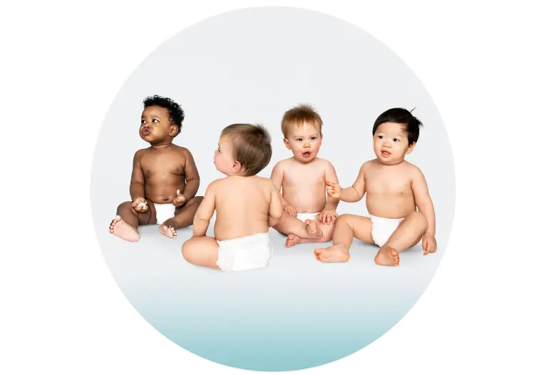 Vier Babys verschiedener Rassen